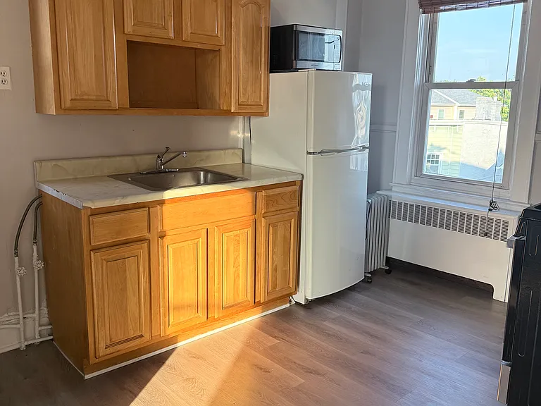 425-427 3rd Ave #A — Photo 8