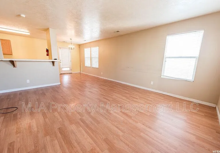 2037 N 2125 W — Photo 7