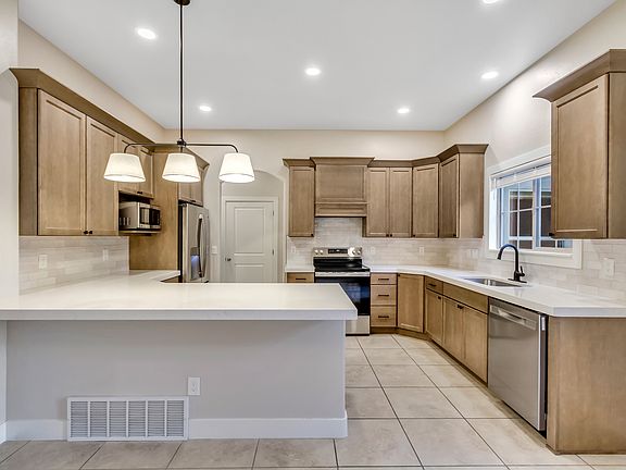 3rd image of 720 W Mystic Creek Way