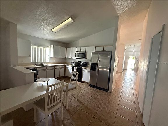 5th image of 521 Castlemain Cir