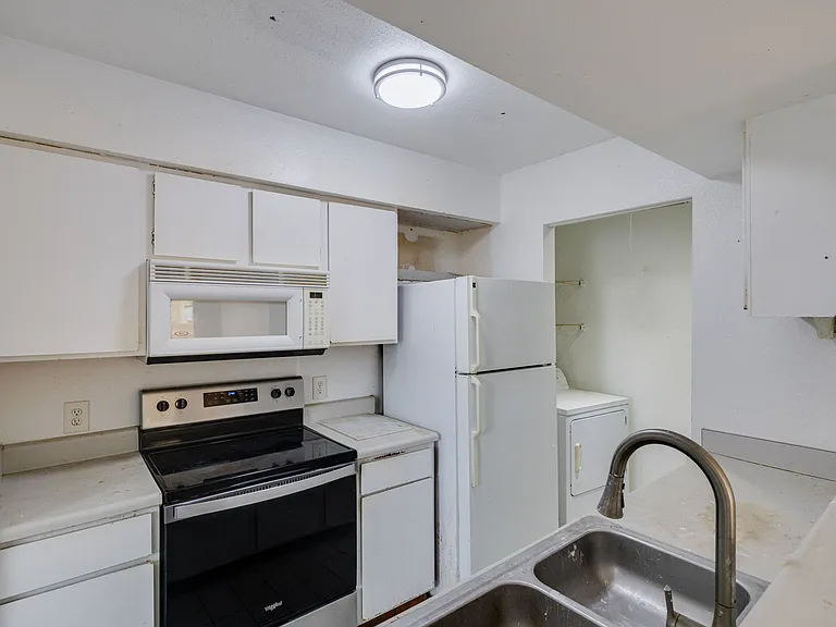 2865 Winkler Ave #402 — Photo 4