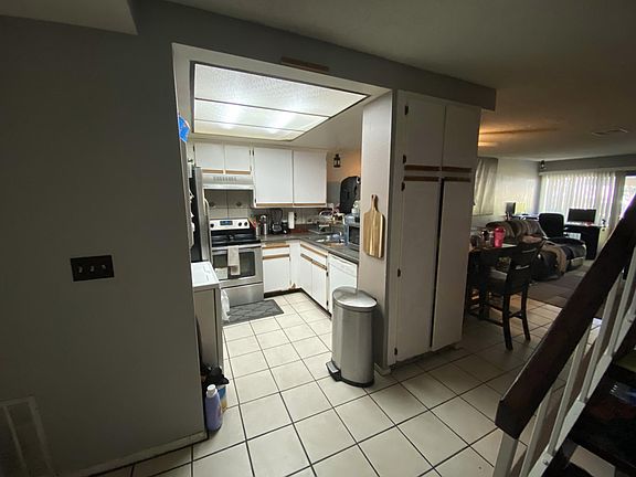 4th image of 1010 S Palmetto Ave