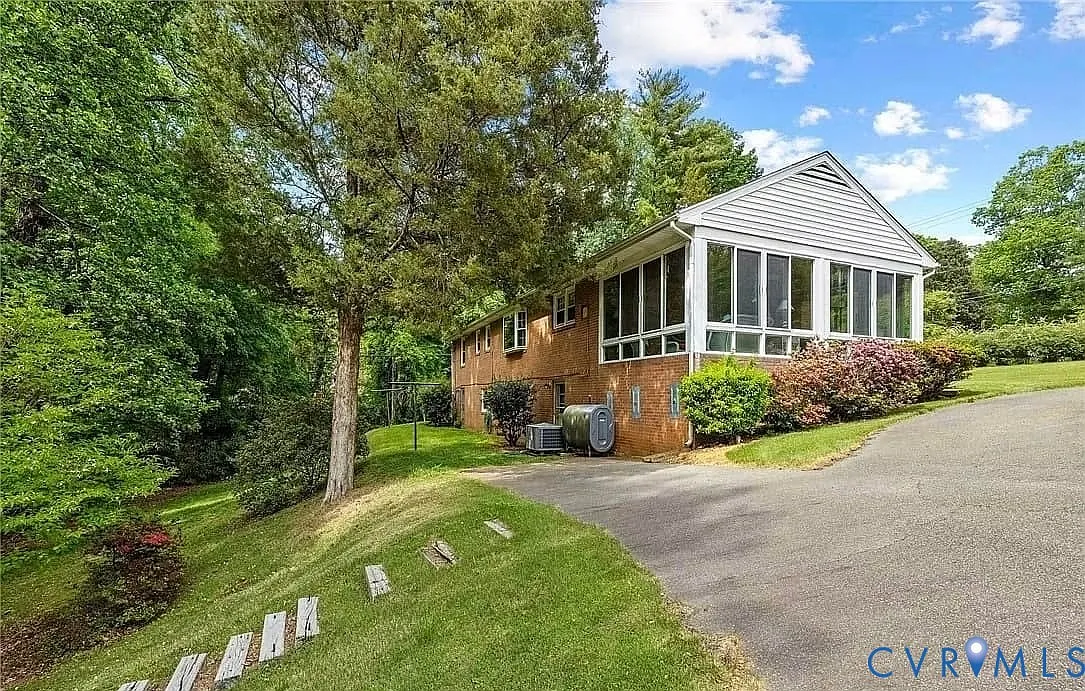 4 bed, 2.0 bath, 2400 sqft, $2,950 — Photo 3