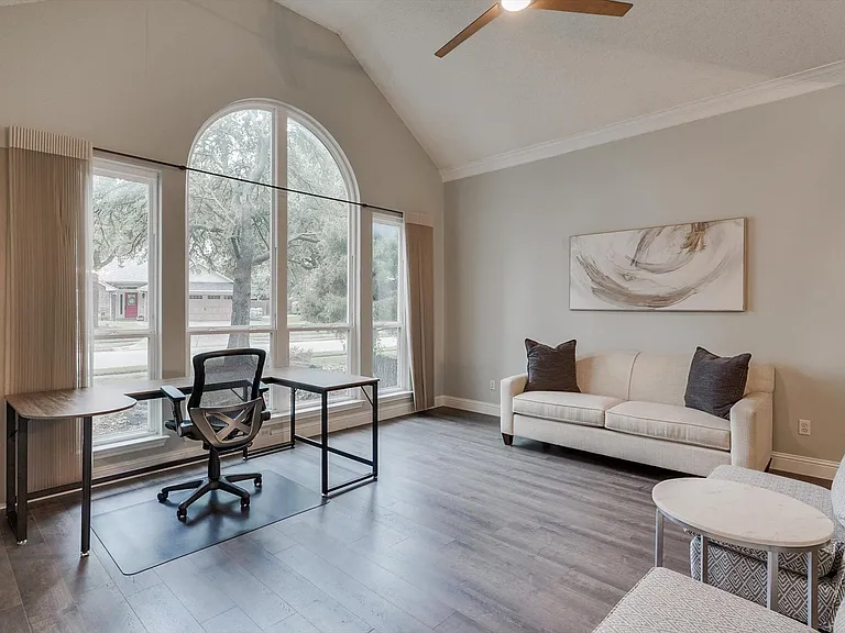 1717 Parkwood Dr — Photo 3