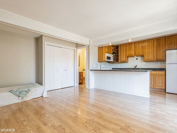 3rd image of 23 Jamaica Colony APT 3