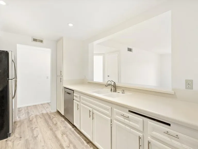 1040 E Washington Ave — Photo 20