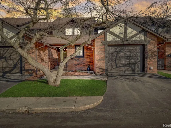 29254 Wellington Rd W, Southfield, MI 48034