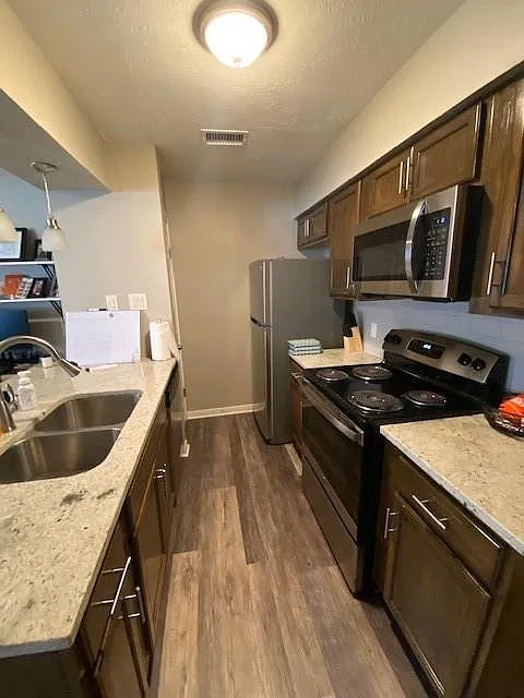 1 bed, 1.0 bath, 669 sqft, $975 — Photo 4