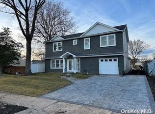 41 Corncrib Ln, Levittown, NY 11756
