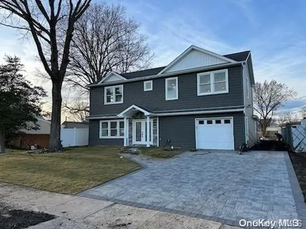 41 Corncrib Lane, Levittown, NY 11756