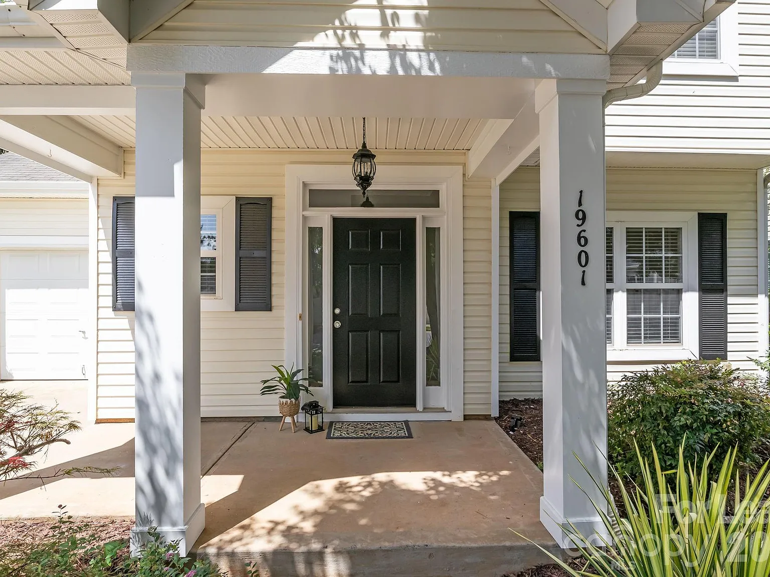 3 bed, 2.5 bath, 1843 sqft, $2,395 — Photo 3