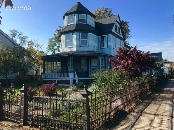 11 North St, Greenport, NY 11944