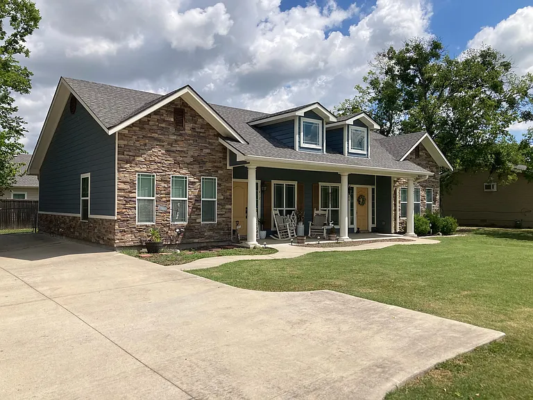412 W Van Alstyne Pkwy — Photo 1