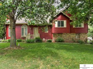 917 Rogers Dr, Papillion, NE 68046