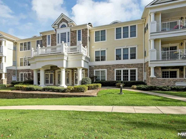 201 Four Seasons Ln, Woodcliff Lake, NJ 07677