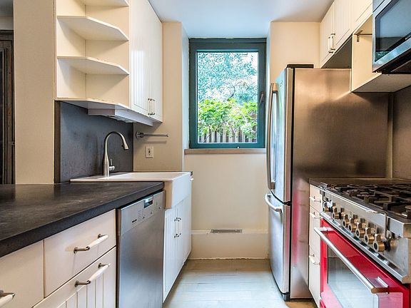 4th image of 311 Greenwich St APT 2I