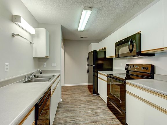 Large kitchens with full size washer and dryer