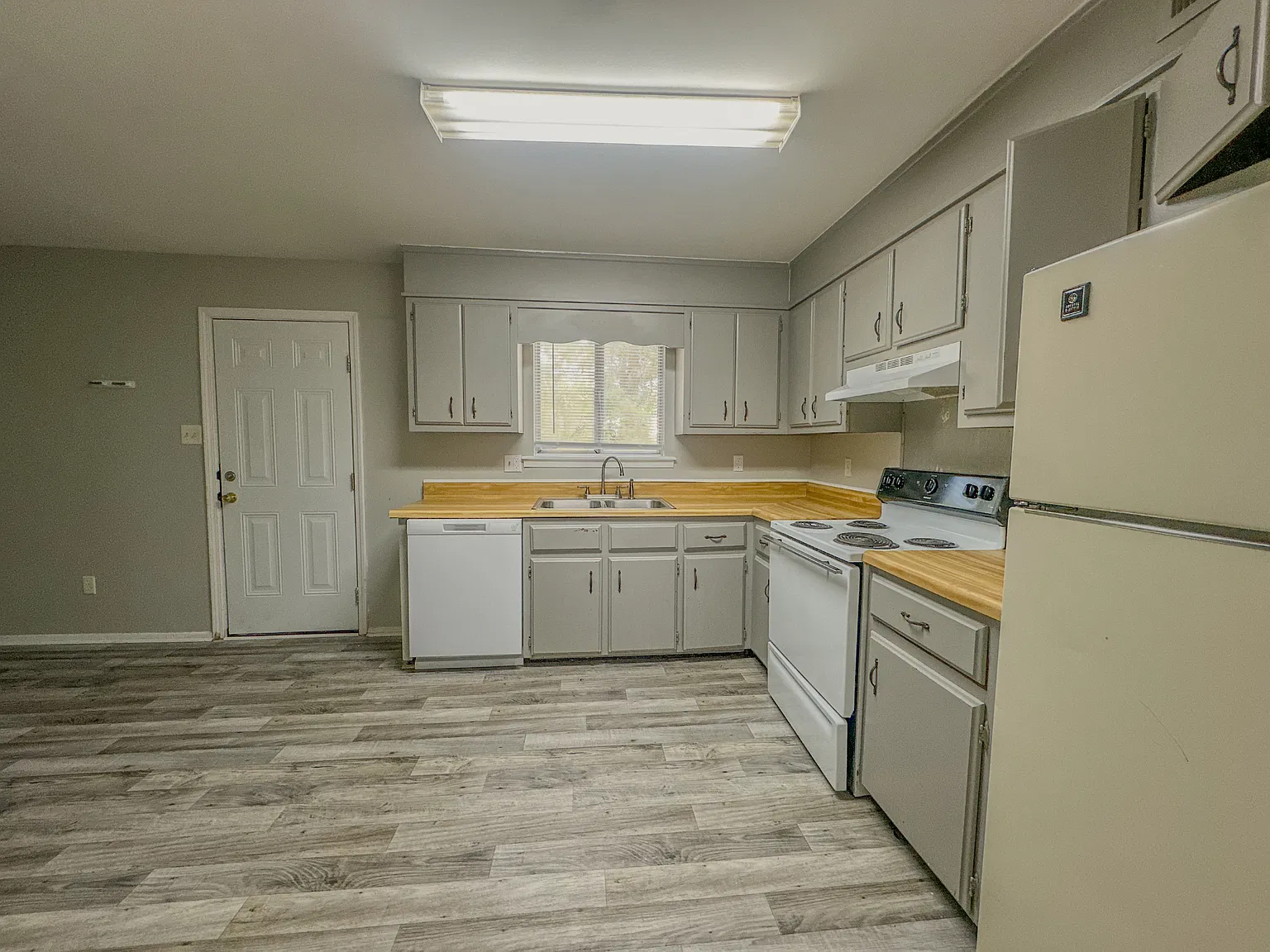 1320 Ponderosa Dr - Apt. B — Photo 3