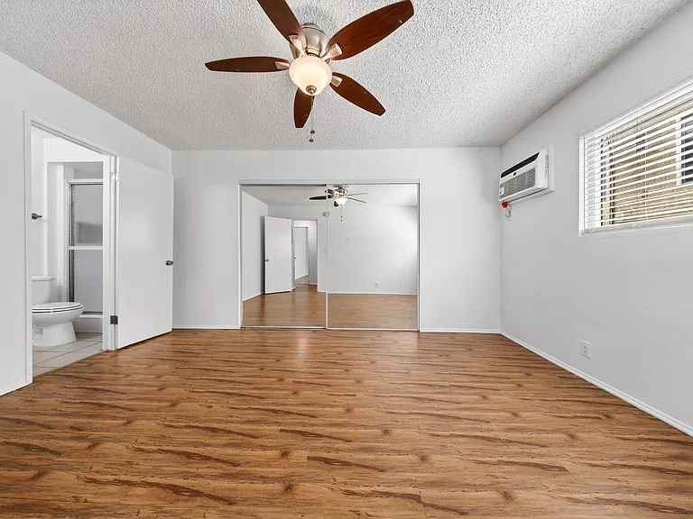 20317 Saticoy St — Photo 33