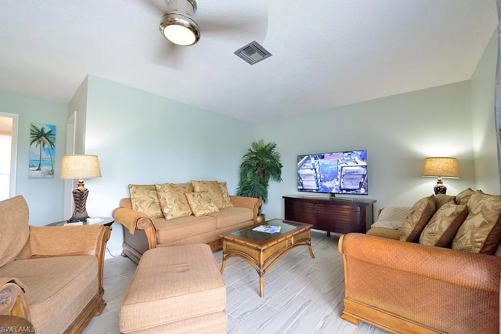 2 bed, 2.0 bath, 1215 sqft, $4,400 — Photo 3