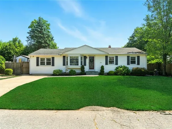 50 Crocus St, Warwick, RI 02886
