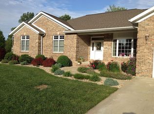 806 Aker Dr, Altamont, IL 62411