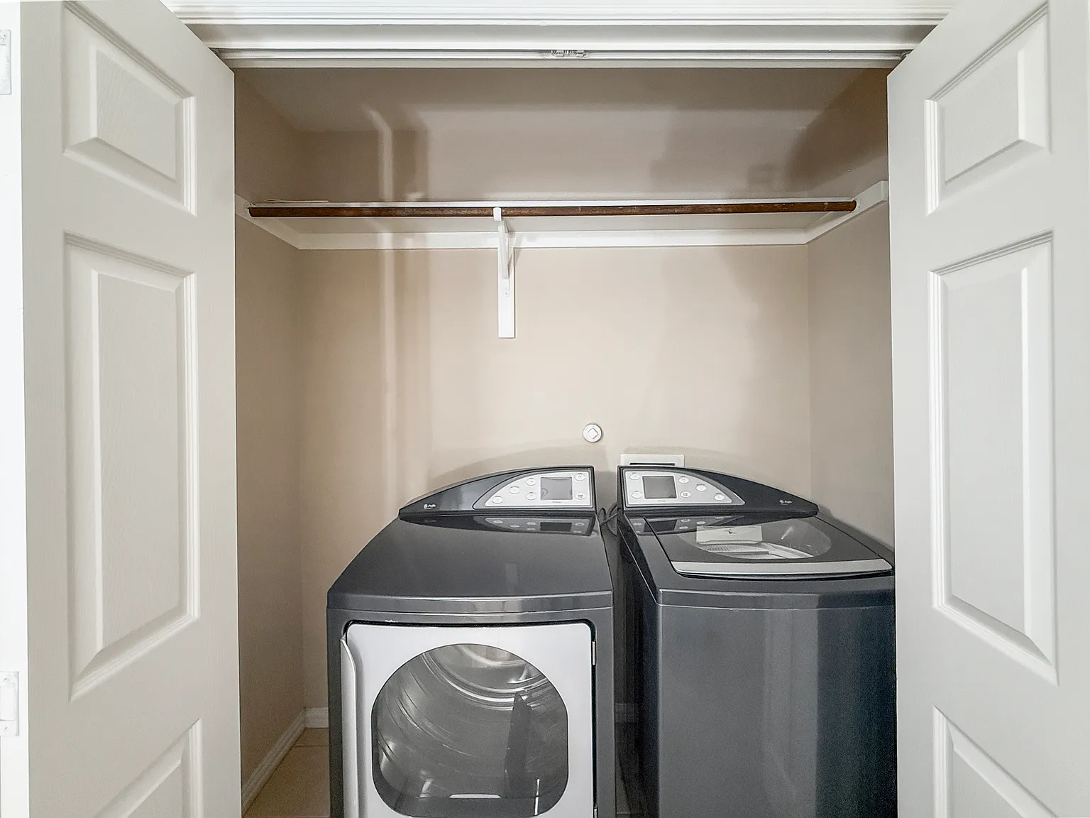 2 bed, 2.5 bath, 1571 sqft, $2,700 — Photo 2