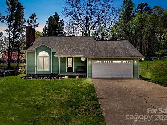 3rd image of 1114 Woodbine Pl NE