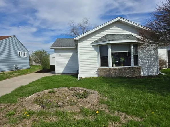 3016 Robert St, Bloomington, IL 61704