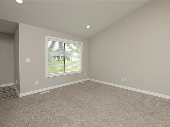 4th image of 302 Devin Dr