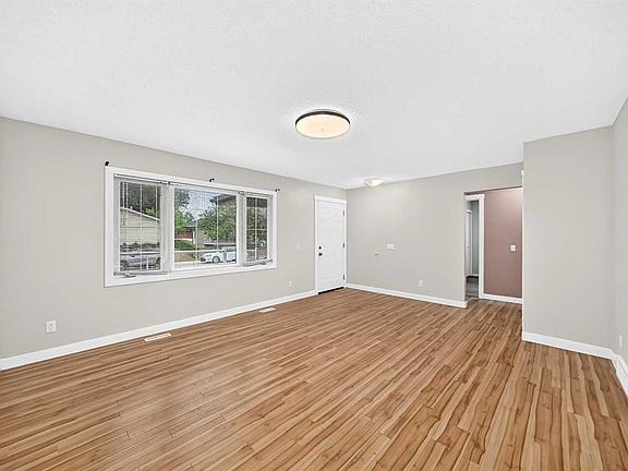3rd image of 6607 N Malvern Rd NE
