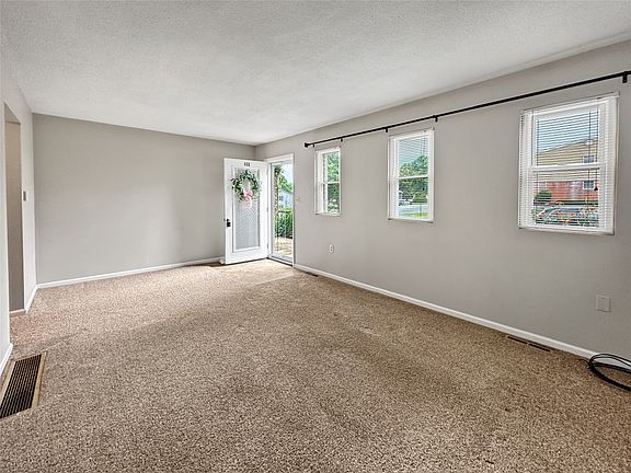 4th image of 408 Hillcrest Dr