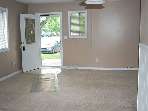 5th image of 808-810 Manor Ct