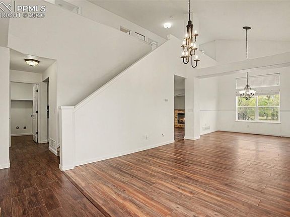3rd image of 982 Legend Oak Dr