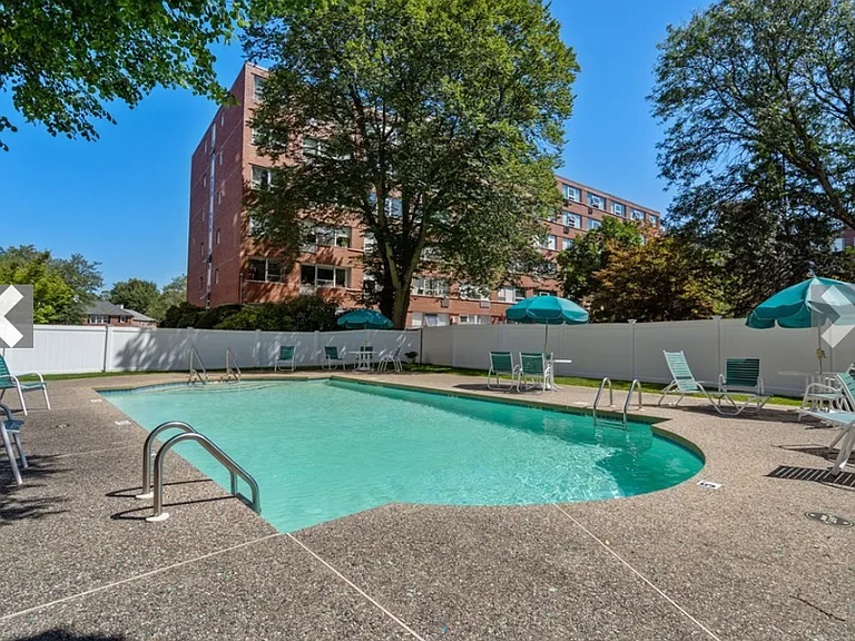 20 Hammond Pond Pkwy #305 — Photo 19
