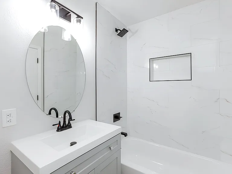 Hall full bathroom 1