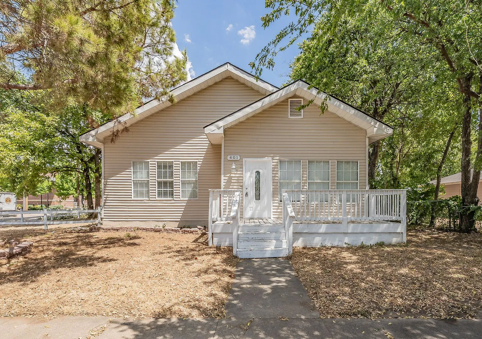 Single story 3 bedroom with an abundance of light. Lawn care included — Photo 1