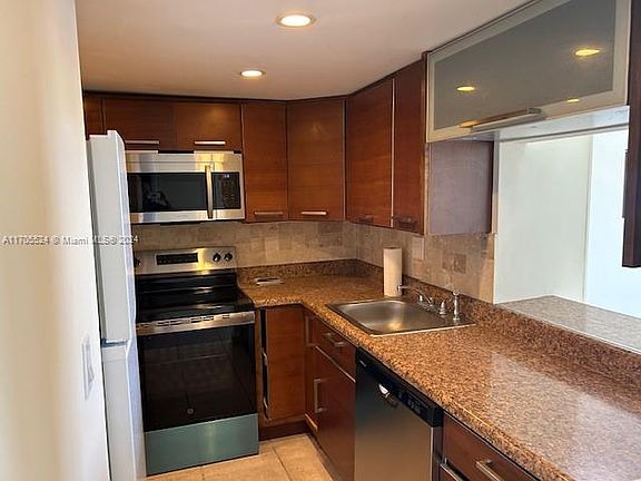4th image of 2935 NE 163rd St APT 5L