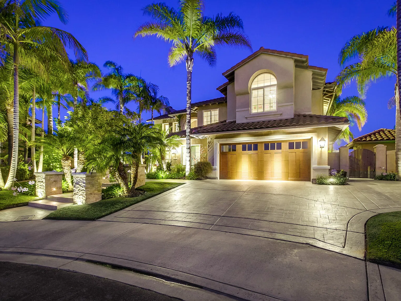 6 bed, 4184 sqft, $8,495 — Photo 2