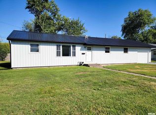 306 Bible St, Flora, IL 62839