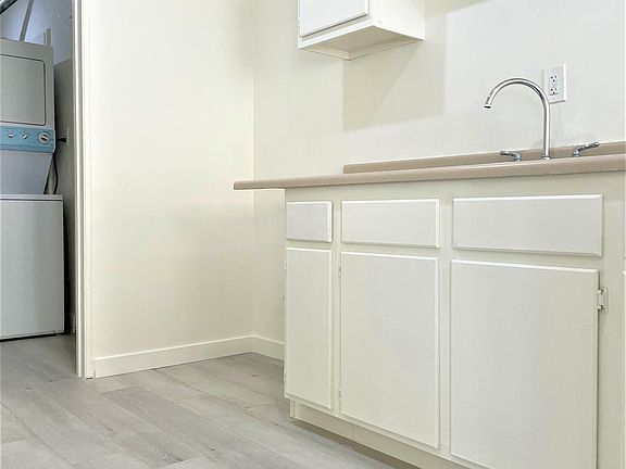 5th image of 2954 Francis Ave