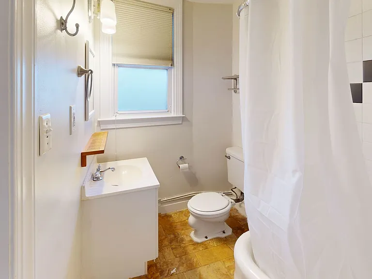 542 Chapel St #4 — Photo 15