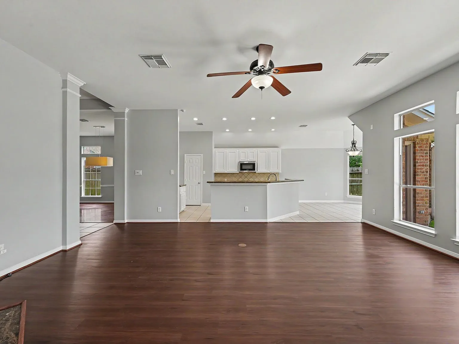 4 bed, 2.0 bath, 2573 sqft, $2,400 — Photo 3
