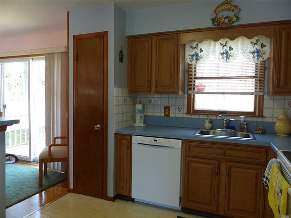 5th image of 153 Carlton Dr E