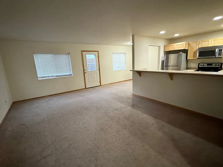 421 NE Ohenry Ct — Photo 3