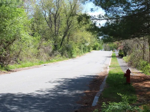 5 Paddock Ln, Millis, MA 02054