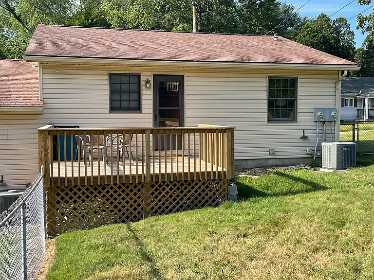 128 Summit Ave NE — Photo 2