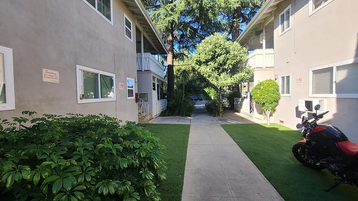 Building Photo - 5754 Hazeltine Ave #6
