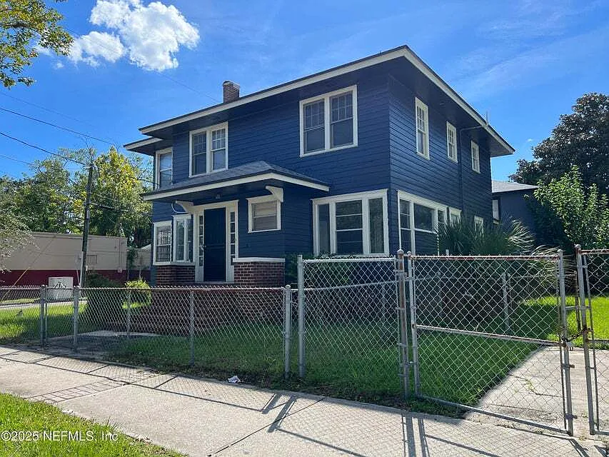 1464 Myrtle Avenue North — Photo 2