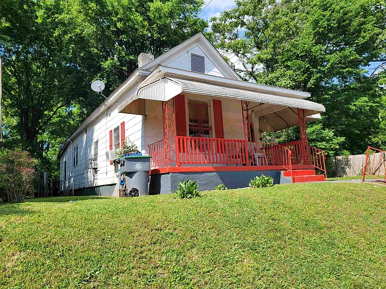 330 E Trigg Ave — Photo 1
